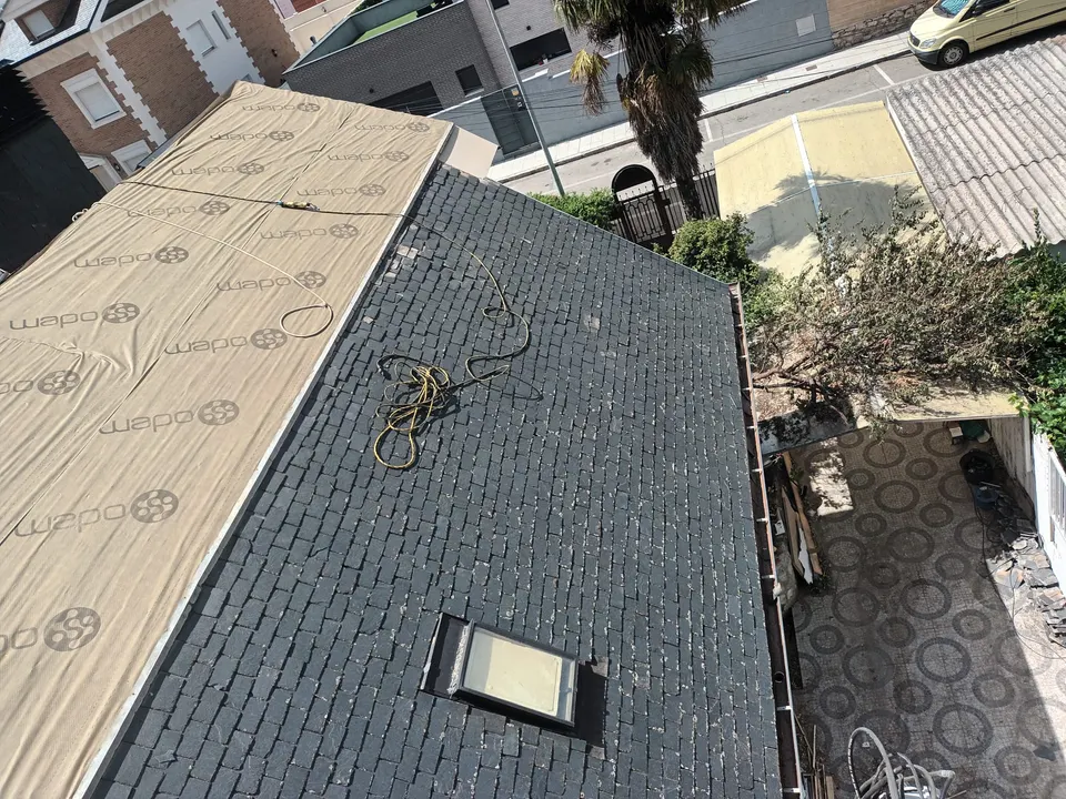 Cubierta con una zona de tablero y otra con acabado oscuro