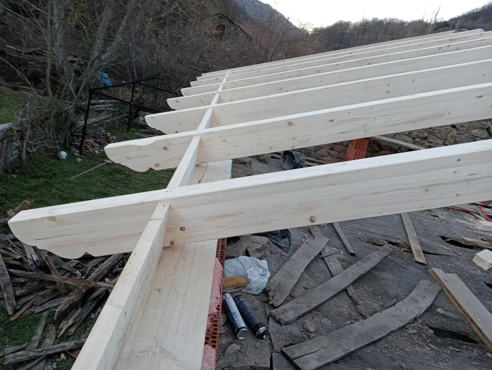 Estructura de madera vista durante el montaje de una cubierta
