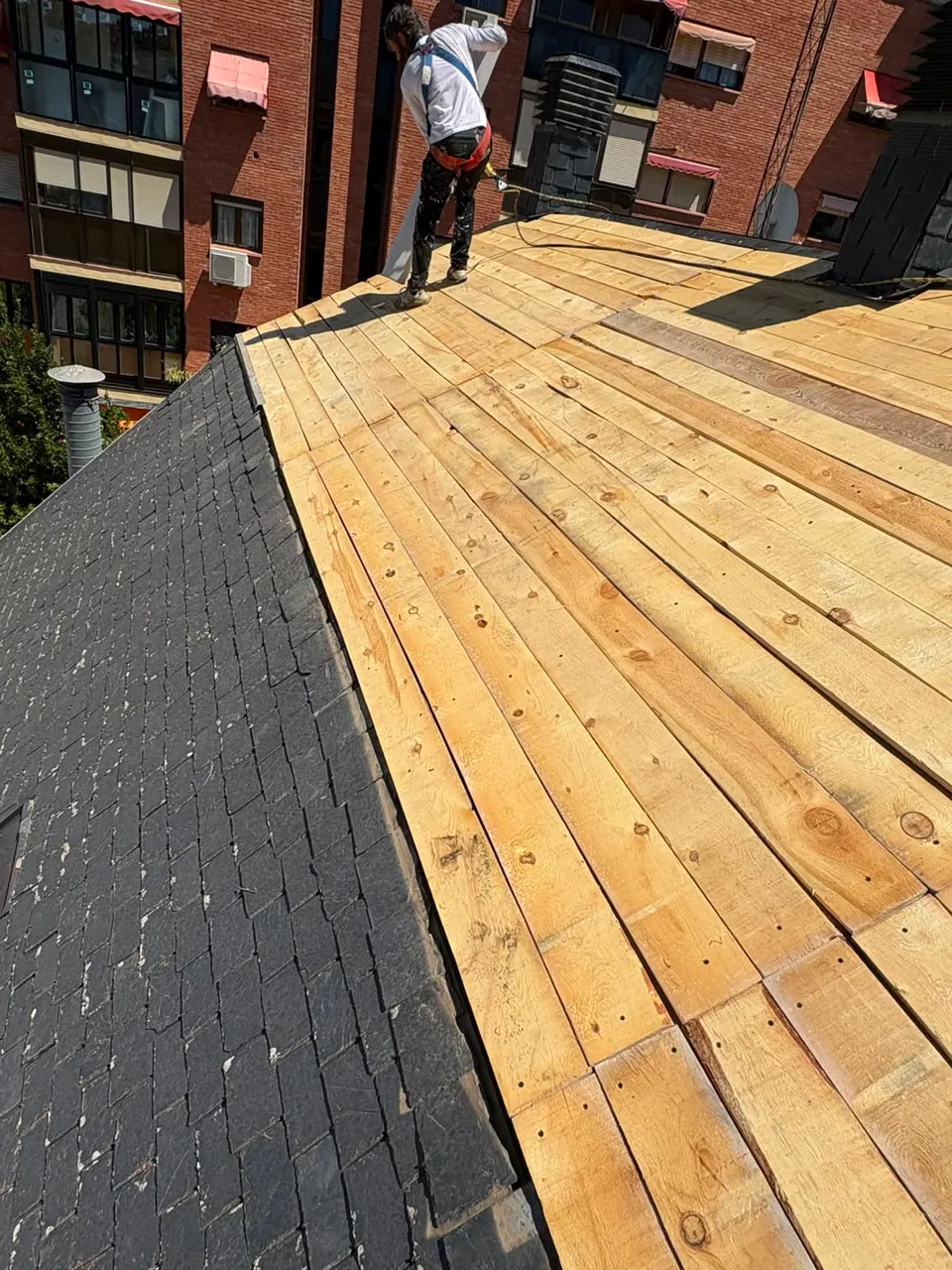 Tablero de madera durante un trabajo en cubierta