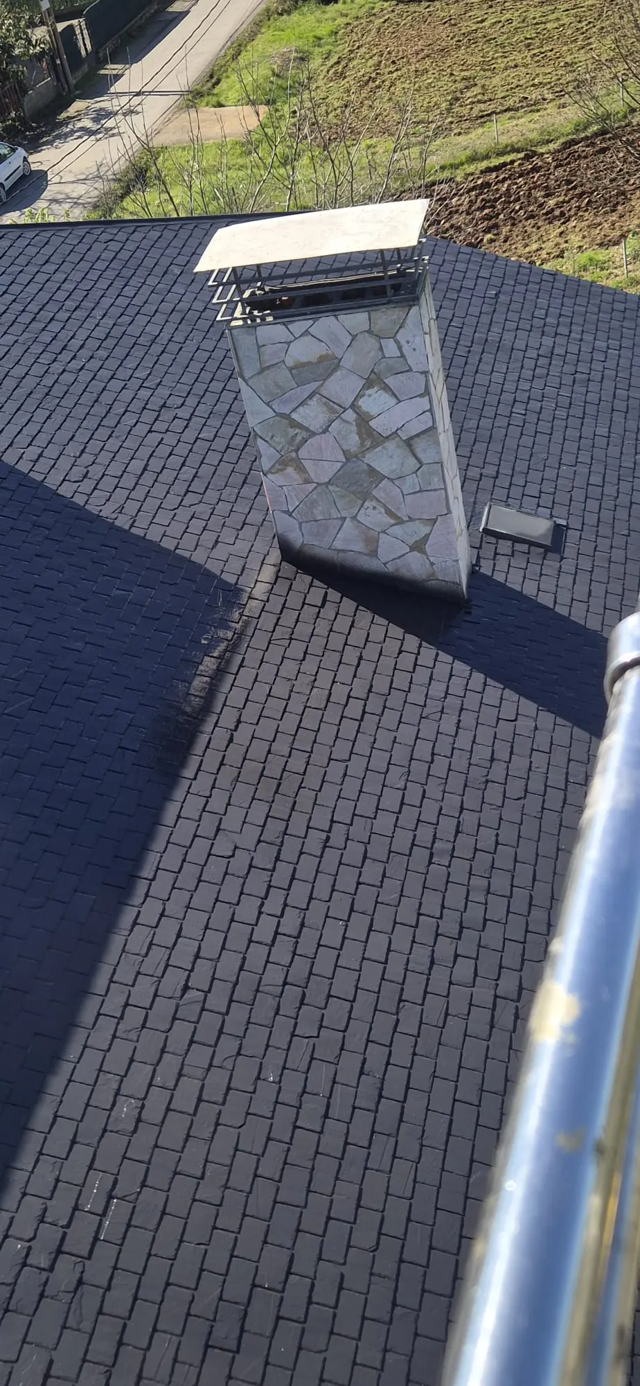 Encuentro de una cubierta oscura con una chimenea