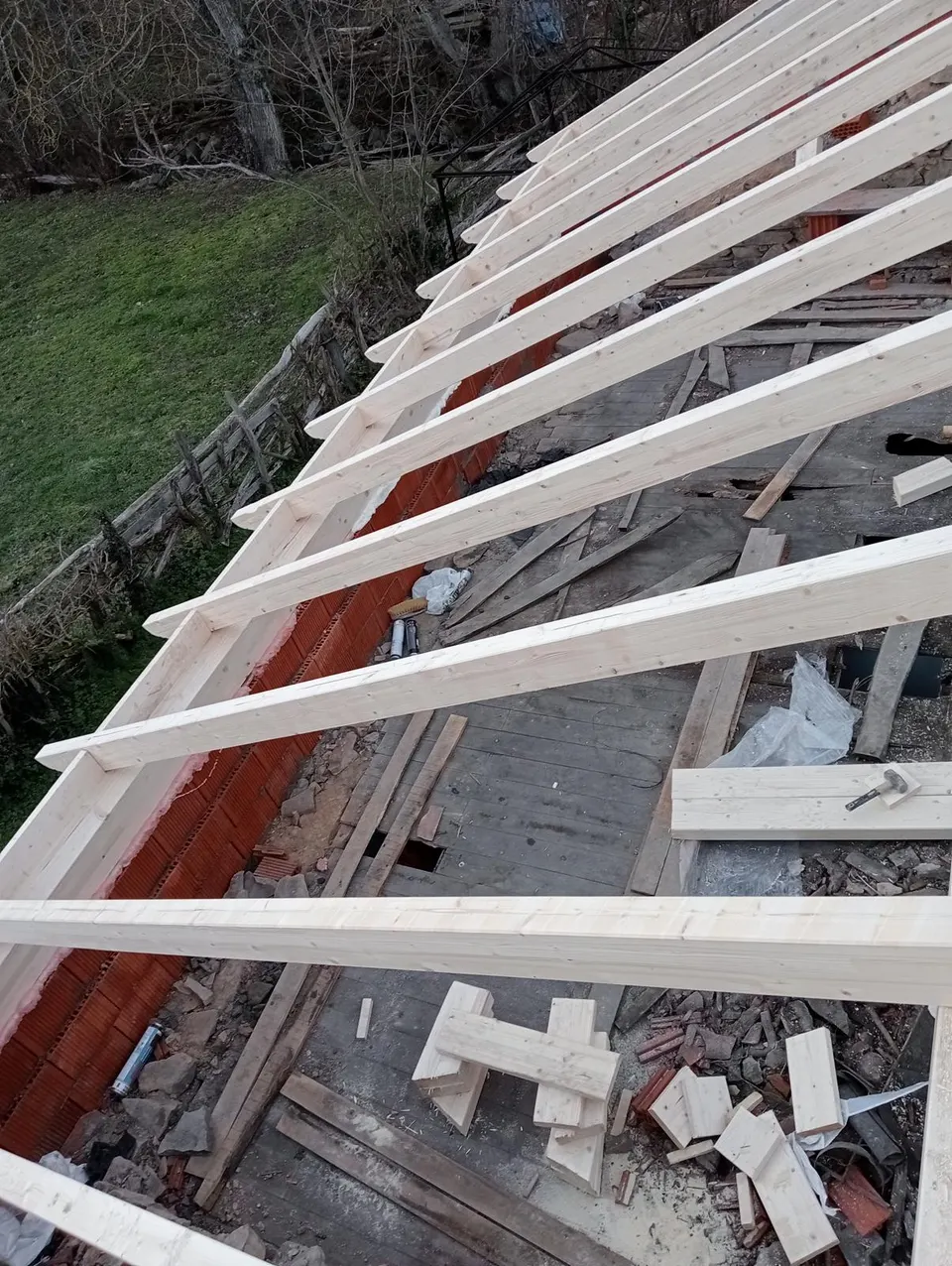 Vigas de madera de una cubierta en montaje